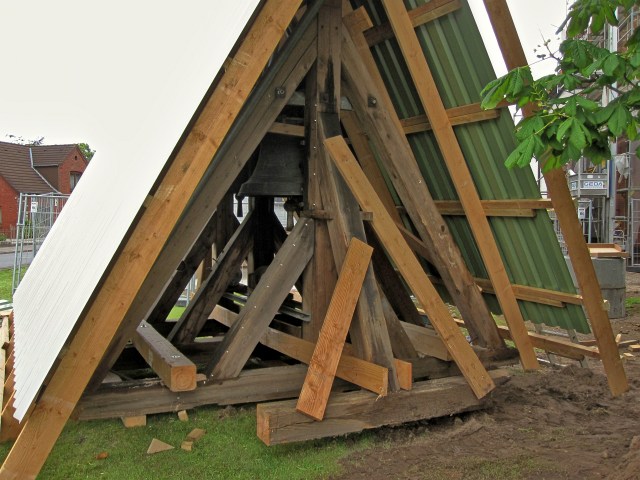 Dach für den Glockenstuhl - Foto: Hergen Köhnke
