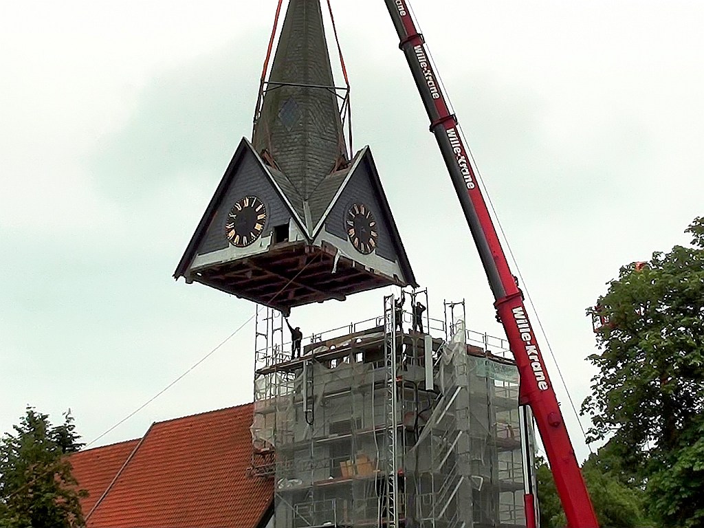 der Turmhelm schwebt in der Luft - Quelle: H. Koehnke