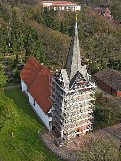 Einrüsten der Kirche - Foto: video-kopter.de