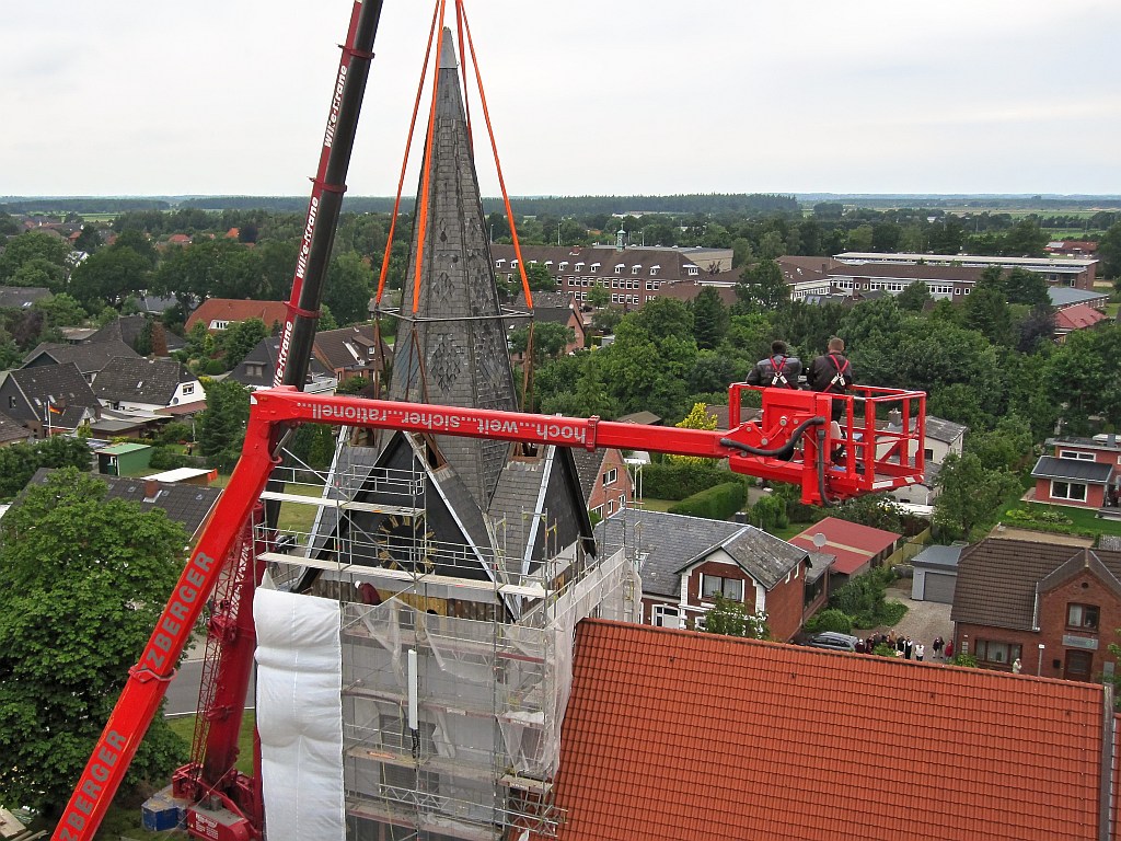 Die Gurte zum Abheben des Turmes werden durch eine Stahltraverse ausgerichtet - Foto: video-kopter.de