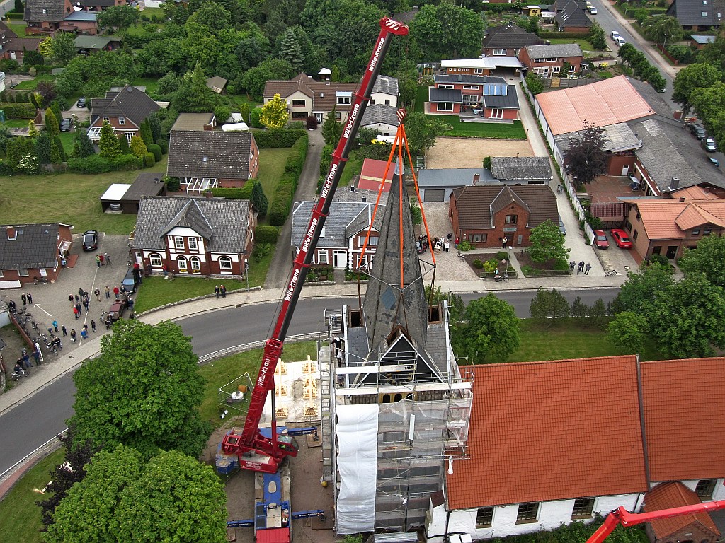 Während der Kran den Turmhelm trägt, wird dieser vom Mittelteil getrennt. - Foto: video-kopter.de