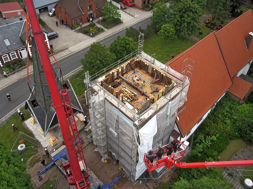 und setzt den Turmhelm auf dem betonierten und mit Stützen versehenen Platz ab. - Foto: video-kopter.de