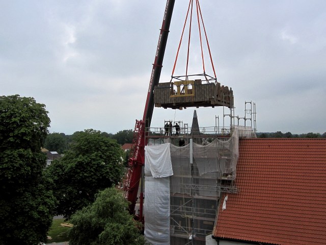 Eine Etage wird vom Kran hochgehoben. Foto: video-kopter.de