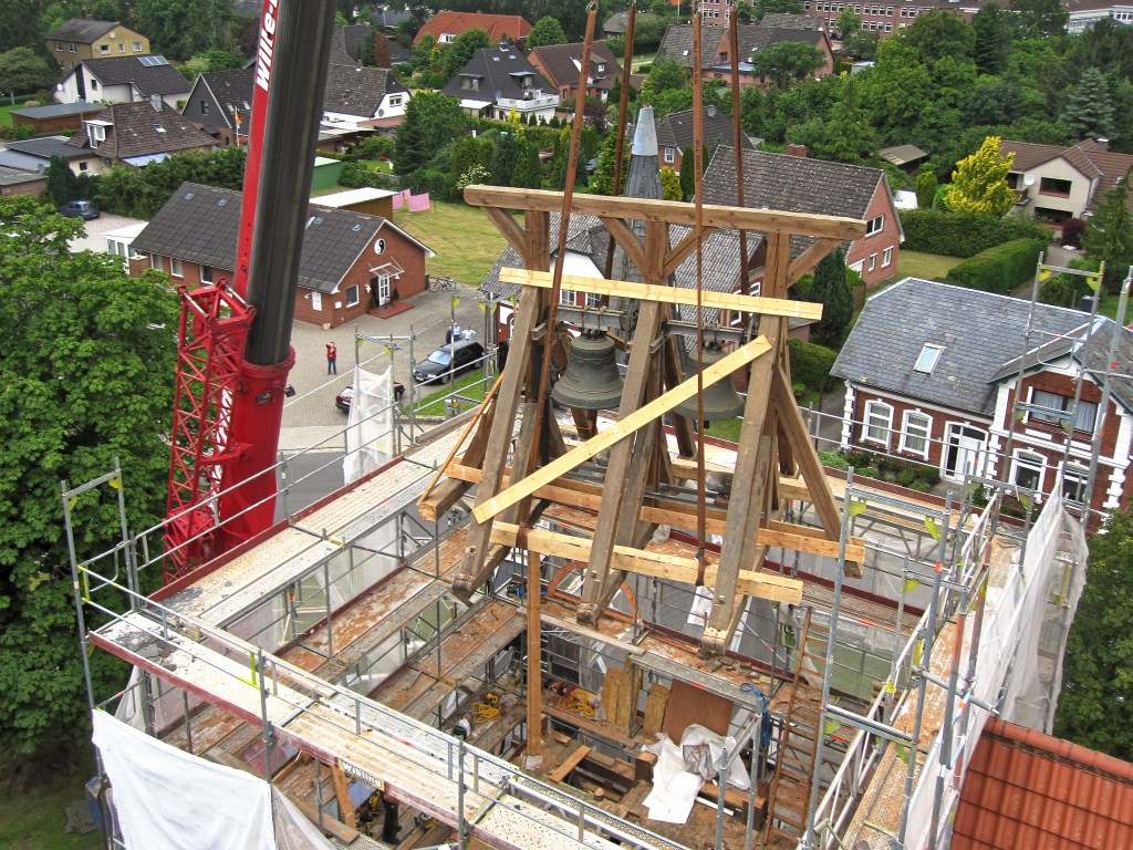 Der Glockenstuhl wird vom Kran aus dem Turm herausgehoben. - Foto: video-kopter.de