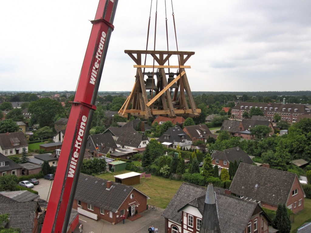 Der Glockenstuhl in der Luft. - Foto: video-kopter.de