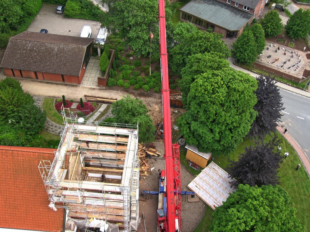 Noch liegt das provisorische Dach am Boden. - Foto: video-kopter.de