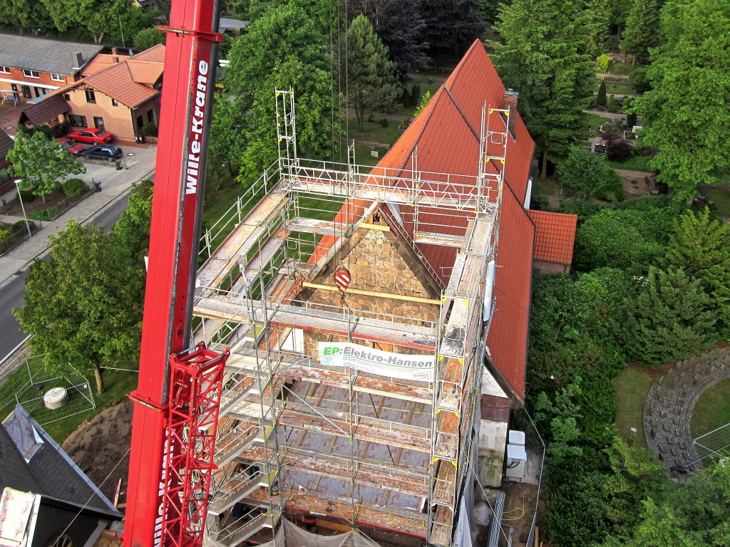 Das Dach wird auf den Turmsockel gehoben. - Foto: video-kopter.de