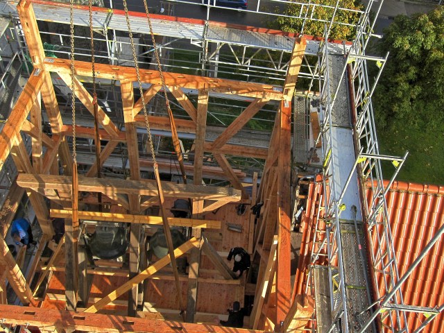Der Glockenstuhl wird genau positioniert. - Foto: video-kopter.de