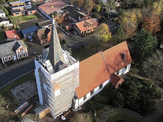 Kirchturm unter Netz  - Foto: video-kopter.de