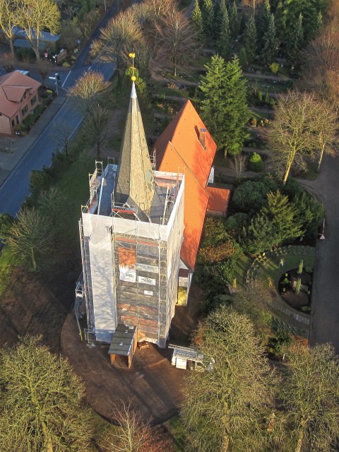 Luftbild der Kirche und des Vorplatzes - Foto: video-kopter.de