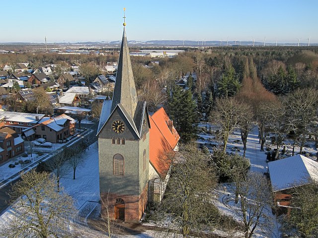 Kropper Kirchturm nach der Sanierung - Foto: video-kopter.de