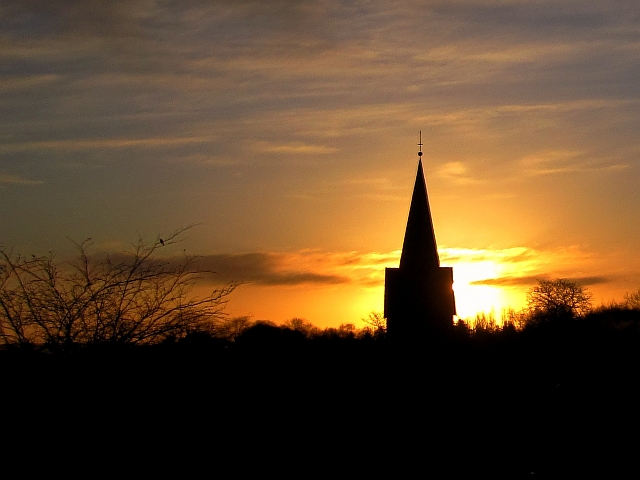 Dorfkirche vor aufgehender Sonne - Foto: video-kopter.de