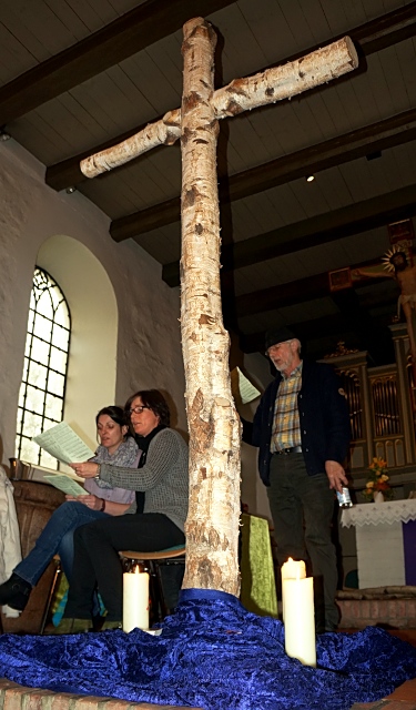 Das große Standkreuz in der Kirche - Foto: H. Köhnke