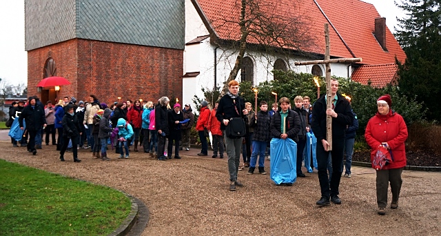 Die Teilnehmer folgten dem kleineren getragenen Kreuz. - Foto: H. Köhnke
