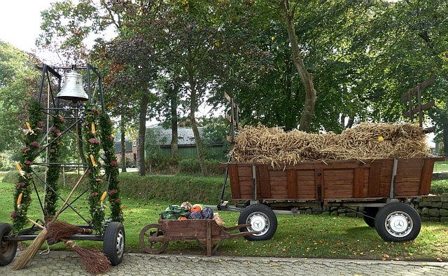 Glocke, Schubkarre mit Gemüse, Wagen mit Korn - Foto: Jutta Selbmann