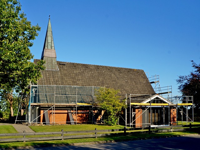 Kapelle Groß Rheide mit Gerüst - Foto: uk