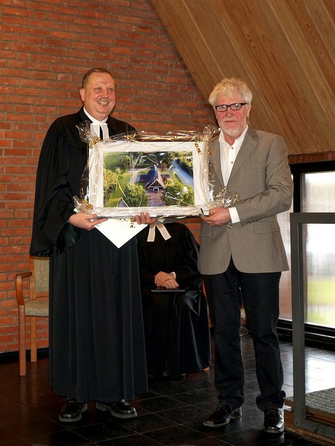 Bürgermeister Koch und Pastor Jastrow - Geschenkübergabe - Foto: uk