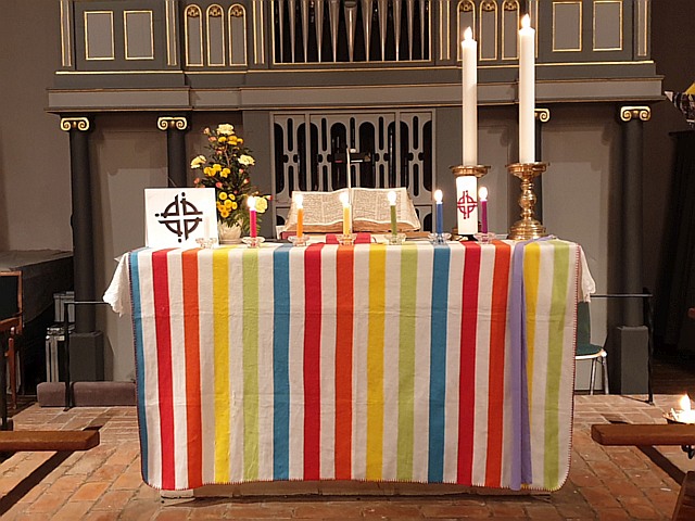 Der Altar in der Dorfkirche Kropp - Weltgebetstag 2022